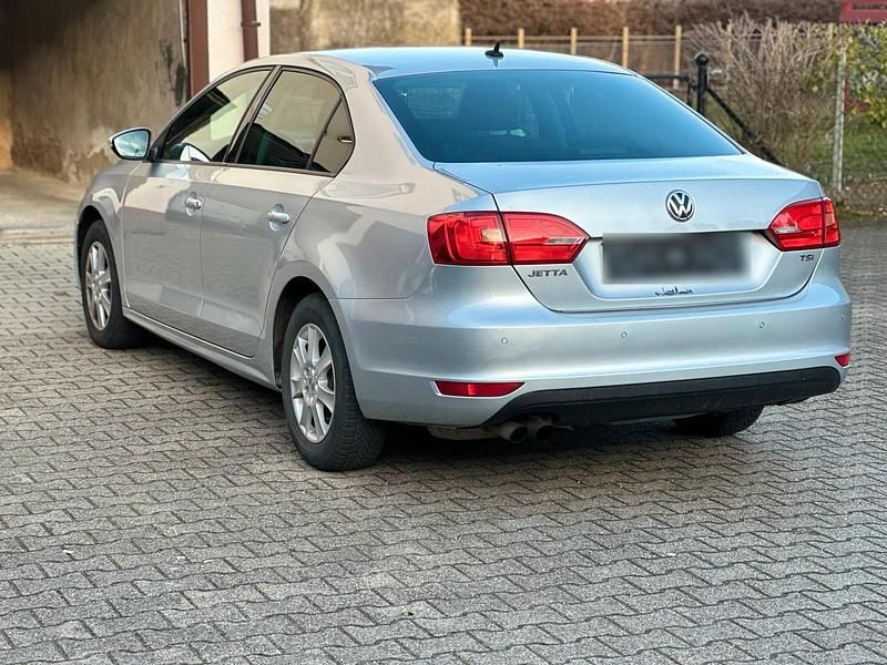 Gebraucht VW Jetta 122 PS (89 kW) 2014 Grau Limousine