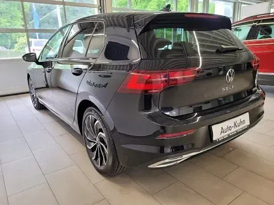 Gebraucht VW Golf VII Active 150 PS (110 kW) 2021 Schwarz Kleinwagen