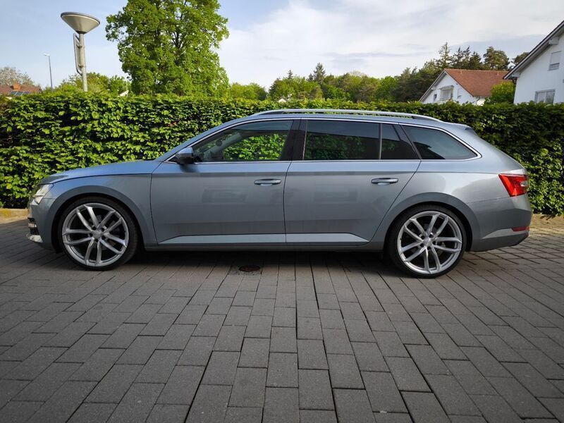 Grau Gebraucht 2020 Skoda Superb Ambition Kombi | 23.666 € (Teuer) - Bild 1/4