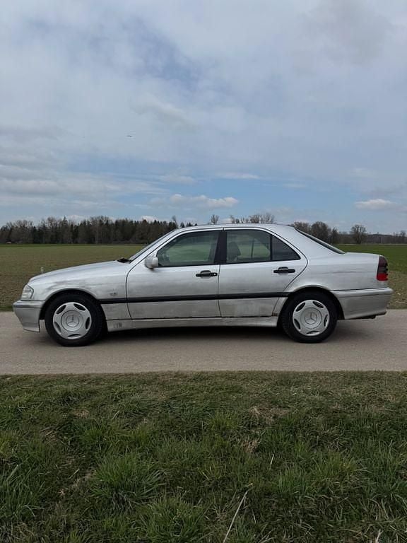 Second-hand Mercedes C180 Classic 122 CP (89 kW) 1998 Argintiu Berlinǎ