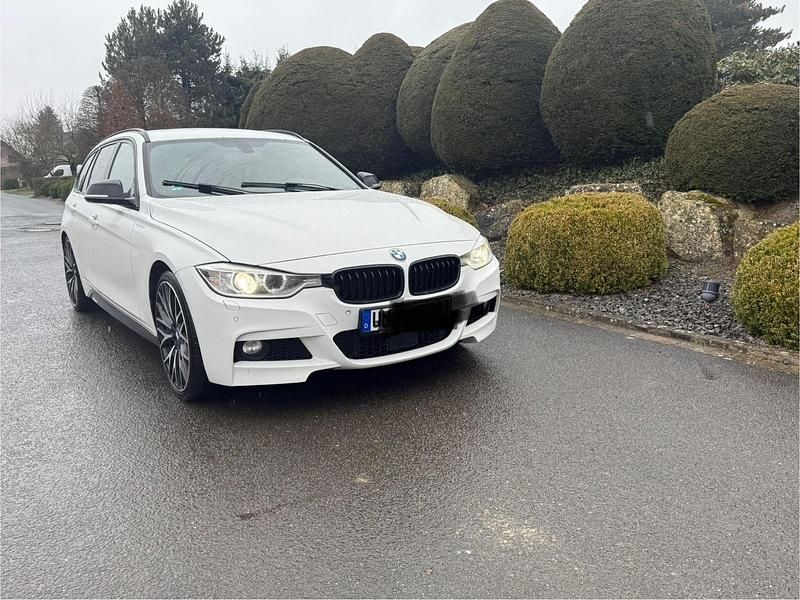 Weiß Gebraucht 2013 BMW 330 Kombi | 10.999 € (Fairer Preis) - Bild 1/4