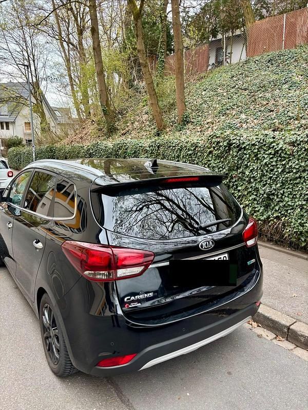 Gebraucht Kia Carens 141 PS (103 kW) 2016 Schwarz Van / Kleinbus