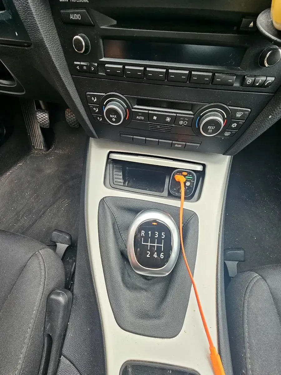 Gebraucht BMW 318 147 PS (108 kW) 2012 Silber Limousine