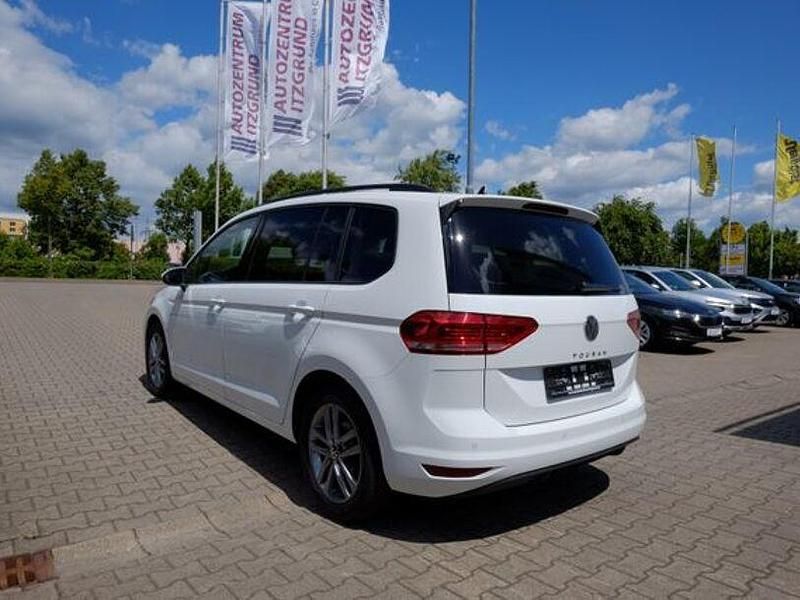 Gebraucht VW Touran S 150 PS (110 kW) 2024 Weiß Van / Kleinbus