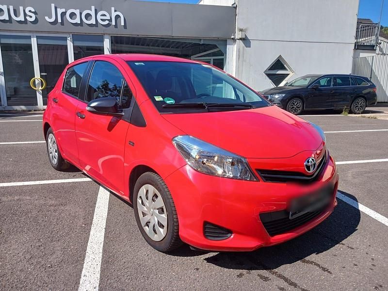 Rot Gebraucht 2011 Toyota Yaris Kleinwagen | 6.990 € (Etwas zu teuer) - Bild 1/4