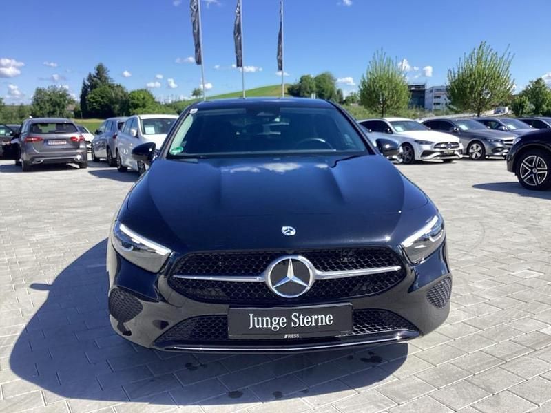 Gebraucht Mercedes A250 218 PS (160 kW) 2024 Metalliclack kosmosschwarz Limousine