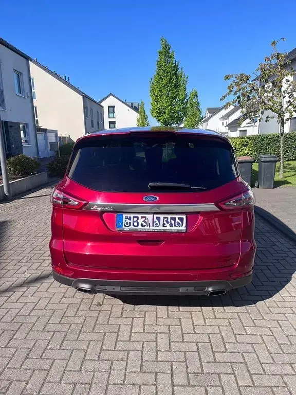 Używany Ford S-MAX Titanium 241 KM (177 kW) 2017 Czerwony Minivan