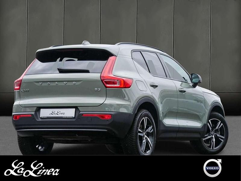 Gebraucht Volvo XC40 Plus 163 PS (119 kW) 2024 Sage green / metallic SUV
