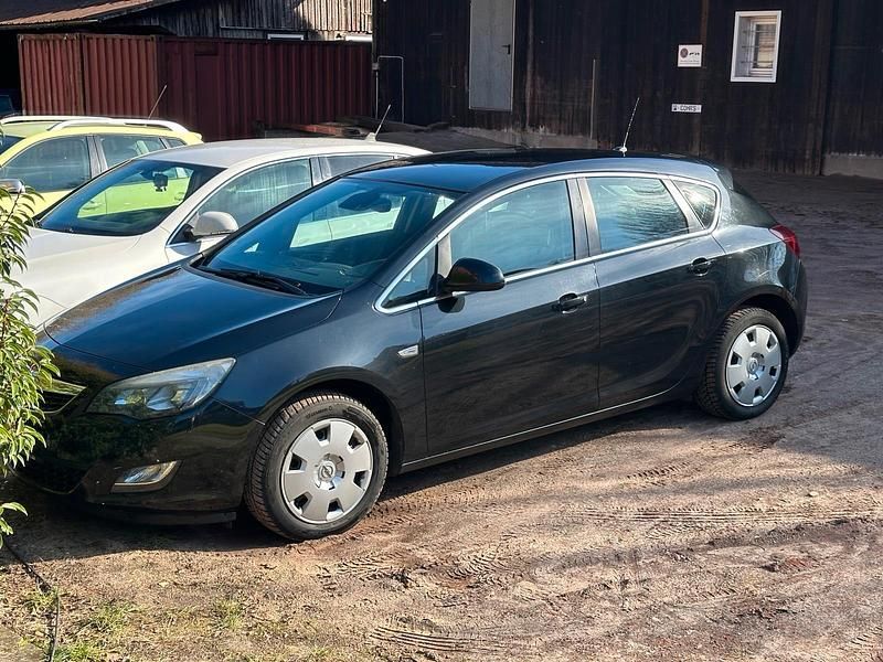 Gebraucht Opel Astra 122 PS (89 kW) 2012 Schwarz Limousine