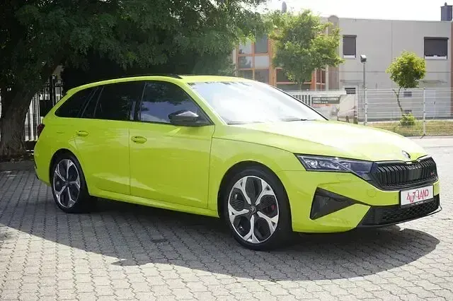 Neu Skoda Octavia RS 265 PS (194 kW) 2025 Grün Kombi