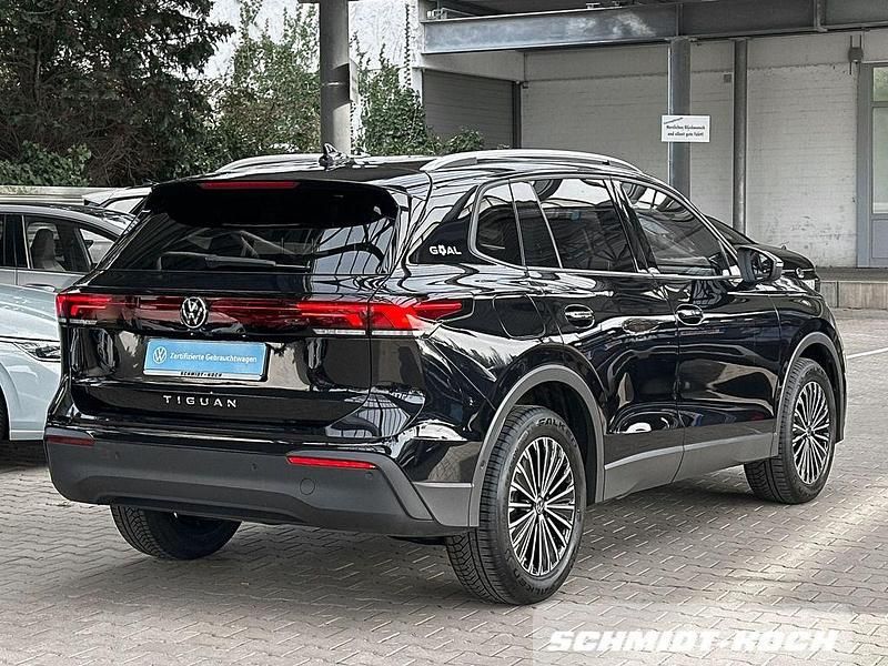 Gebraucht VW Tiguan Goal 150 PS (110 kW) 2024 Deep black perleffekt (schwarz) SUV
