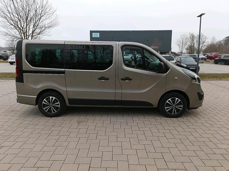 Grau Gebraucht 2017 Opel Vivaro Van / Kleinbus | 14.900 € (Fairer Preis) - Bild 1/4