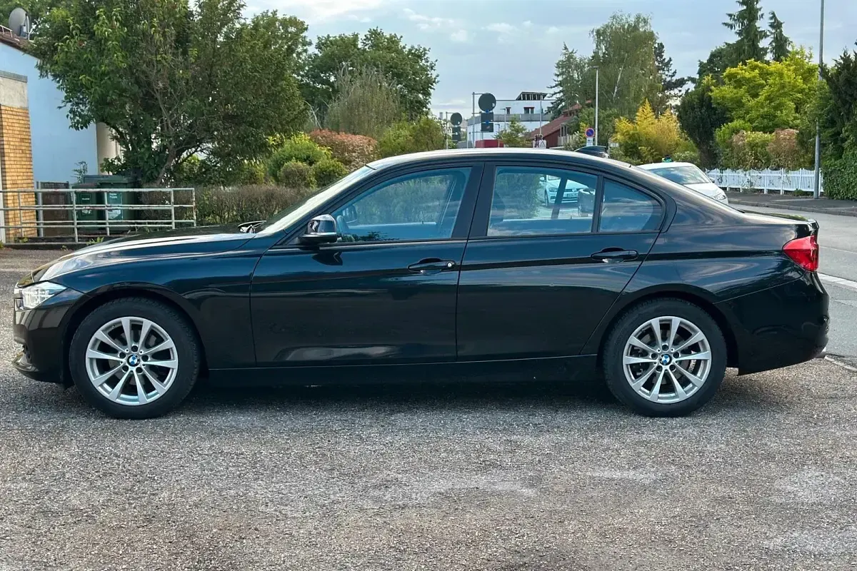 Gebraucht BMW 318 Comfort Edition 150 PS (110 kW) 2018 Schwarz Limousine