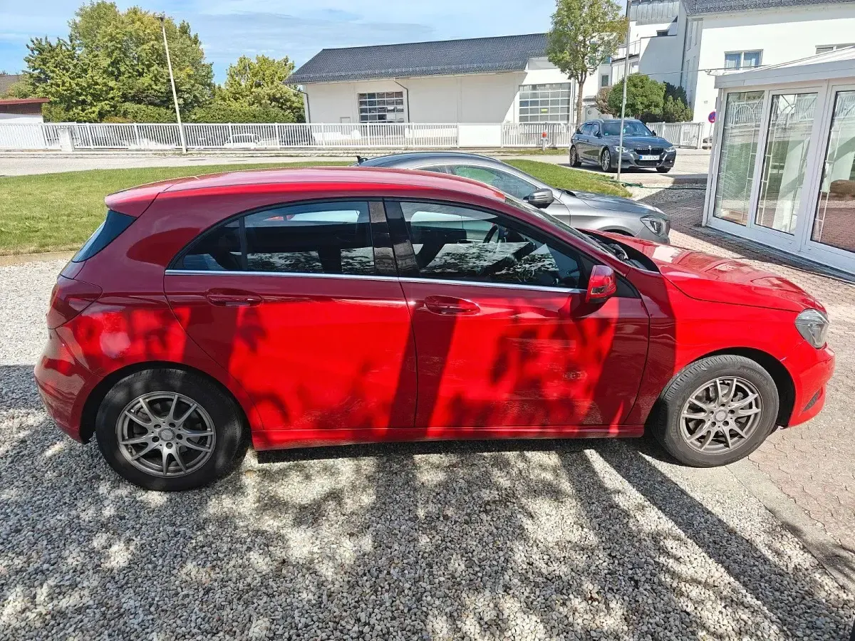 Gebraucht Mercedes A180 Urban 122 PS (89 kW) 2013 Rot Kleinwagen