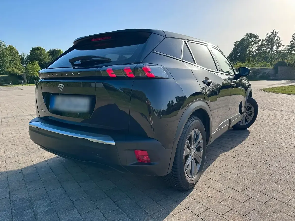 Gebraucht Peugeot e-2008 Active 100 kW (136 PS) 2021 Schwarz SUV