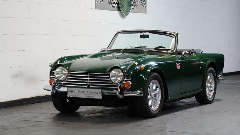 Grün Gebraucht 1968 Triumph TR 250 Cabrio | 29.900 € - Bild 1/4