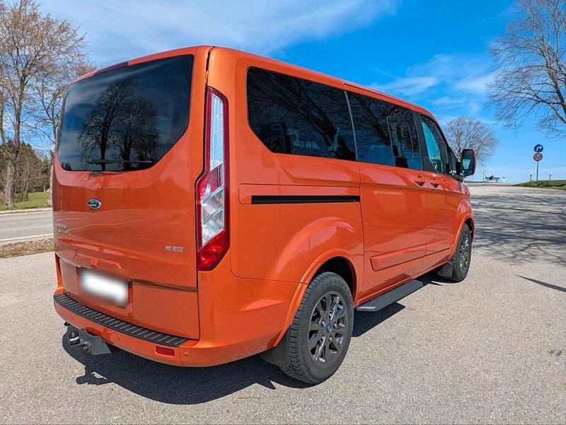 Gebraucht Ford Tourneo Titanium 150 PS (110 kW) 2023 Orange Van / Kleinbus