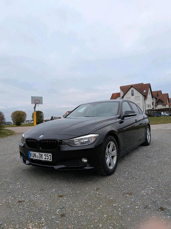 Gebraucht BMW 320 163 PS (119 kW) 2012 Schwarz Limousine