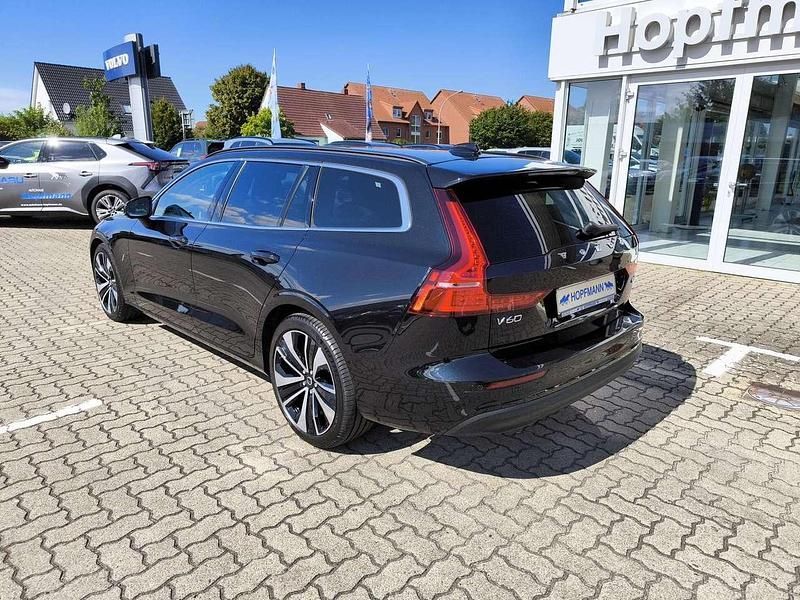 Gebraucht Volvo V60 Core 197 PS (144 kW) 2024 Schwarz Kombi