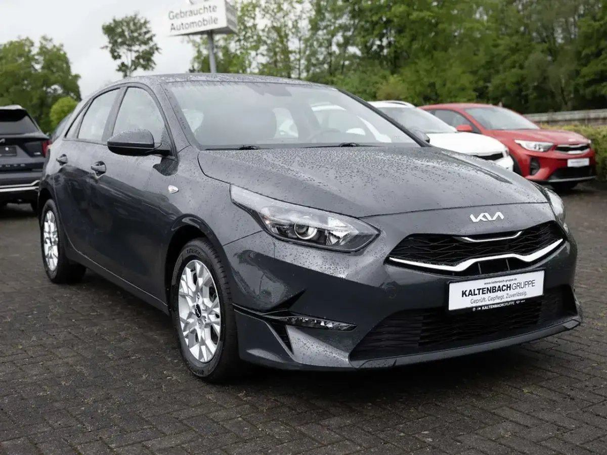 Usado Kia Ceed Edition 7 120 CV (88 kW) 2022 Negro Utilitario