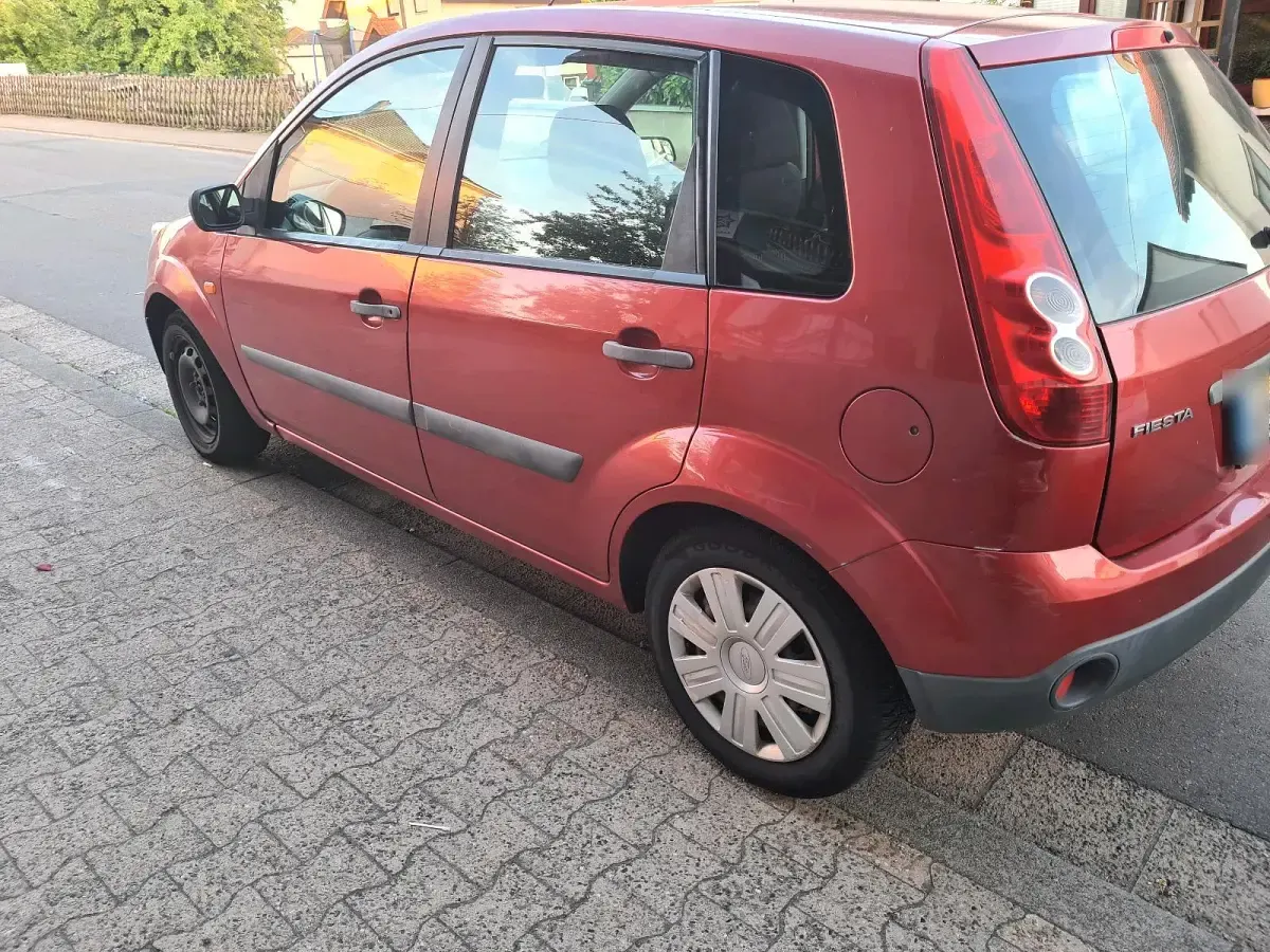 Gebraucht Ford Fiesta 65 PS (47 kW) 2006 Rot Kleinwagen