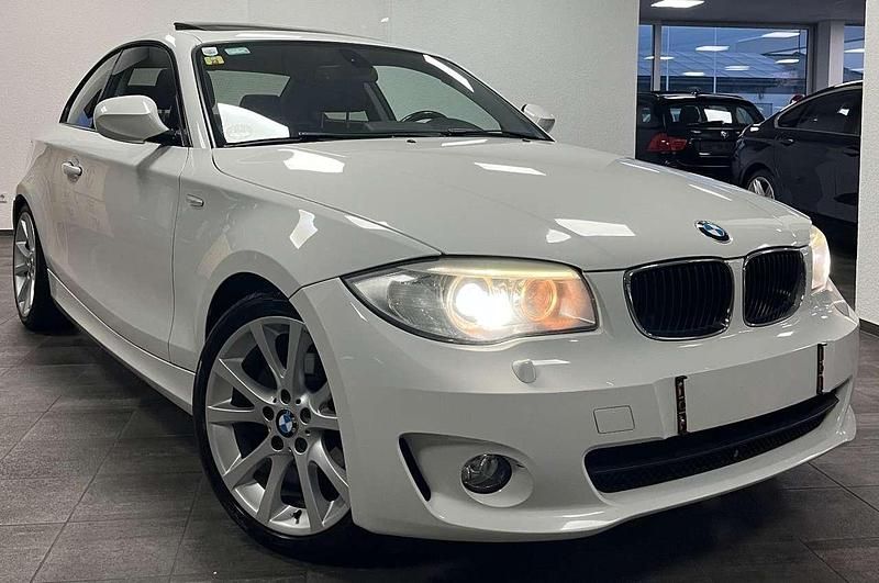 Weiß Gebraucht 2012 BMW 118 Coupé Coupé | 8.580 € (Fairer Preis) - Bild 1/4
