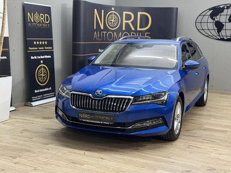 Raceblau metallic (metallic) Gebraucht 2023 Skoda Superb Style Kombi | 29.899 € (Fairer Preis) - Bild 1/3
