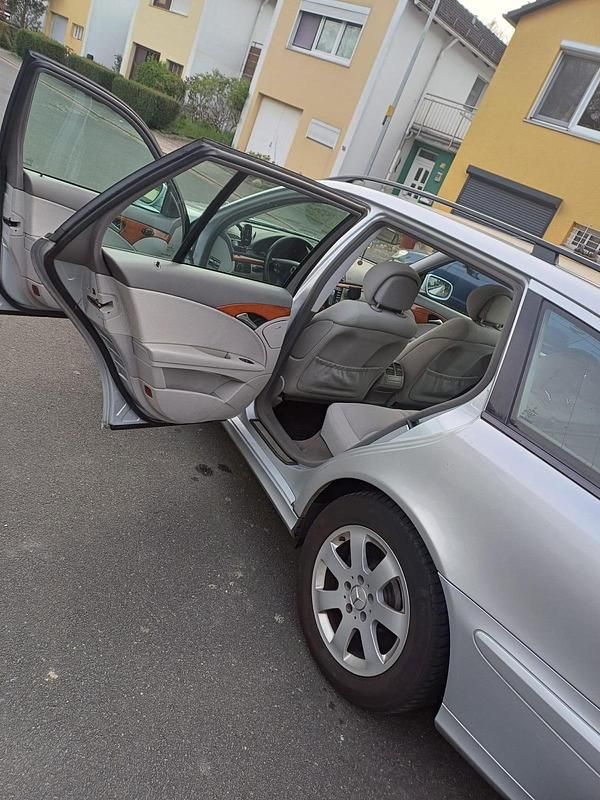 Gebraucht Mercedes E220 170 PS (125 kW) 2007 Grau Kombi