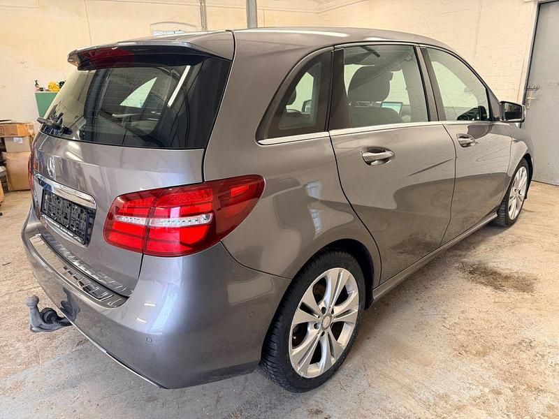 Gebraucht Mercedes B200 Urban 156 PS (114 kW) 2015 Grau Van / Kleinbus