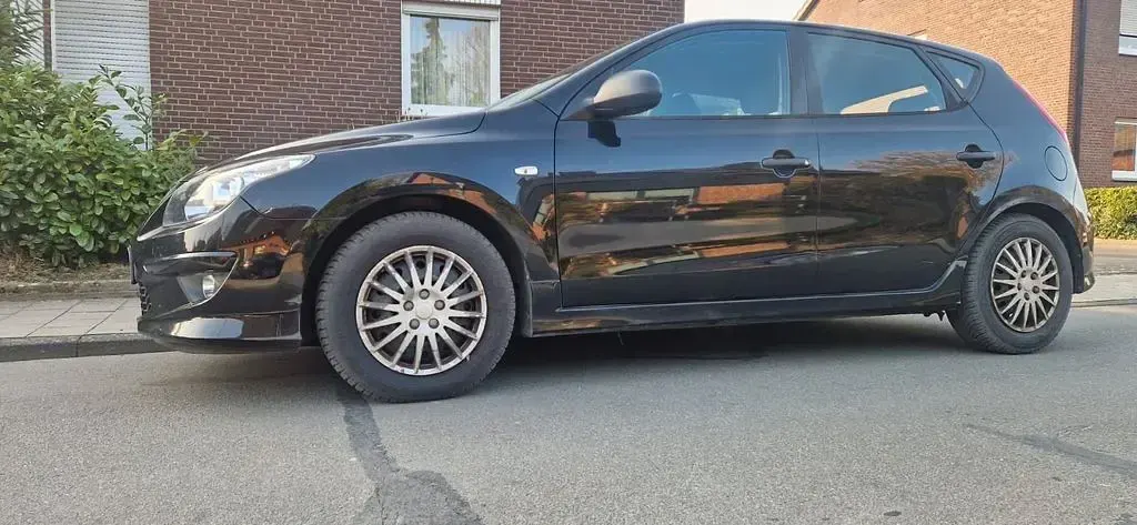 Gebraucht Hyundai i30 90 PS (66 kW) 2013 Schwarz Limousine