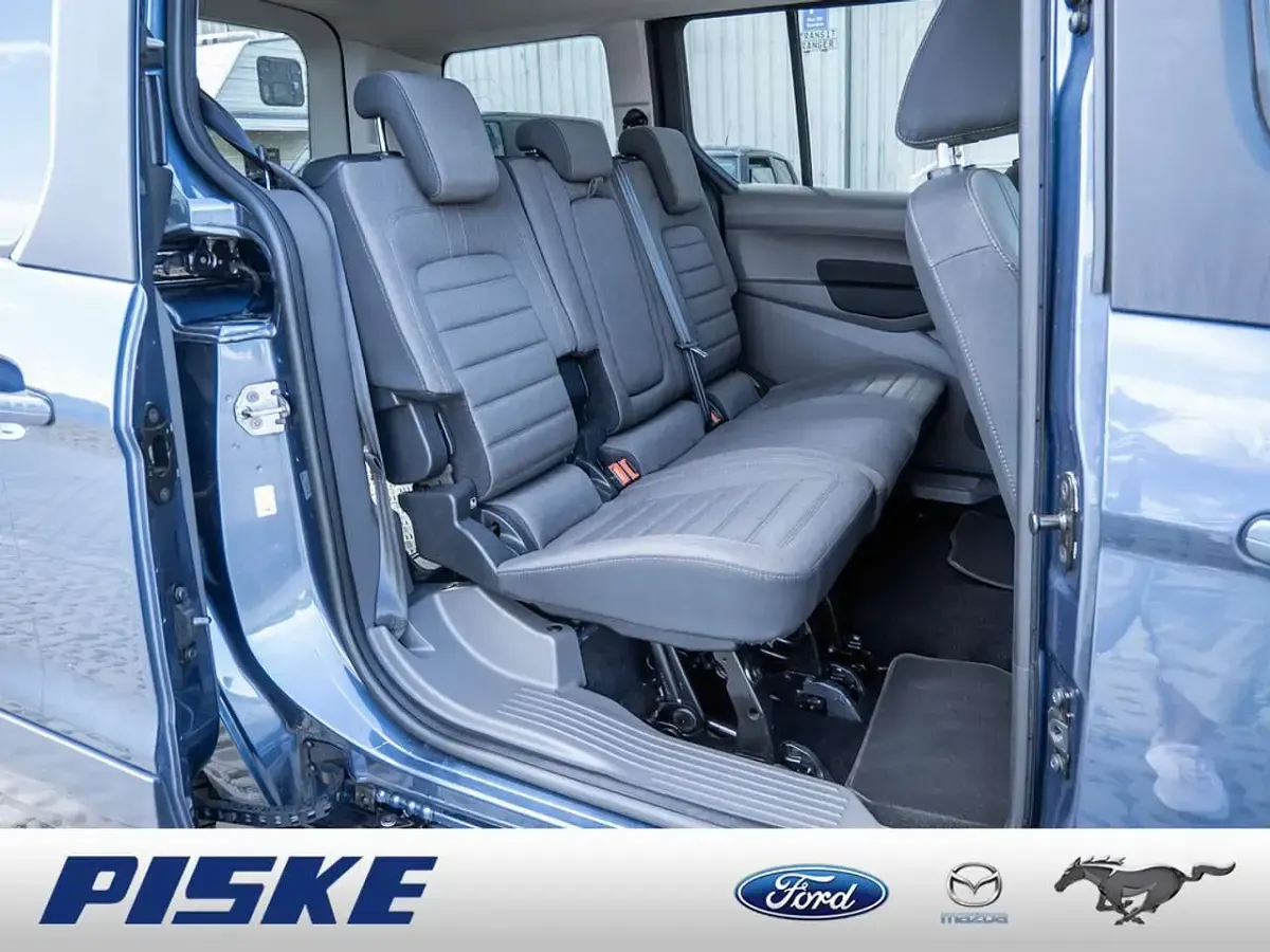 Gebraucht Ford Tourneo Titanium 120 PS (88 kW) 2022 Chroma blau Van / Kleinbus