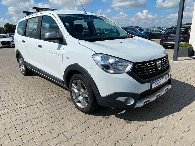 Weiß Gebraucht 2021 Dacia Lodgy Stepway Van / Kleinbus | 8.999 € (Superpreis) - Bild 1/4