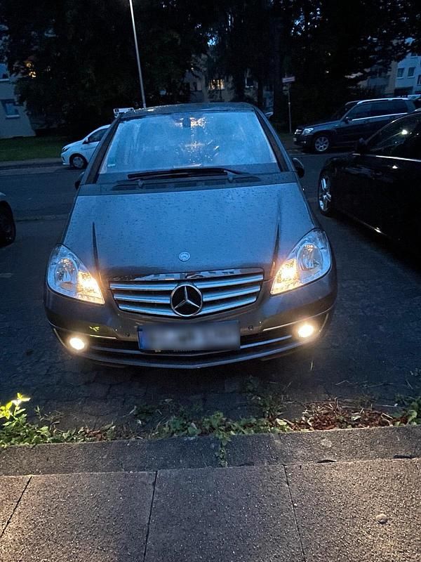 Grau Gebraucht 2011 Mercedes 180 Elegance Limousine | 10.250 € - Bild 1/4
