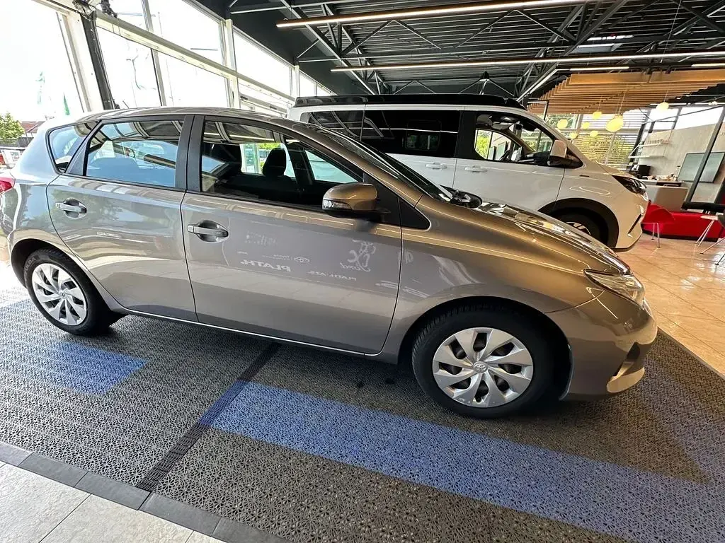 Gebraucht Toyota Auris Cool 99 PS (72 kW) 2012 Beige Kleinwagen