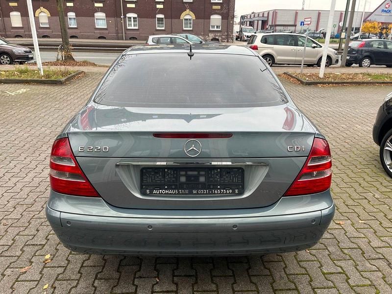 Gebraucht Mercedes E220 Classic 150 PS (110 kW) 2005 Blau Limousine