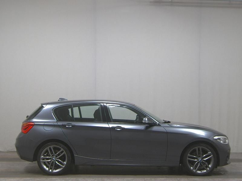 Grau Gebraucht 2019 BMW 118 M Sport Kleinwagen | 17.980 € (Guter Preis) - Bild 1/4