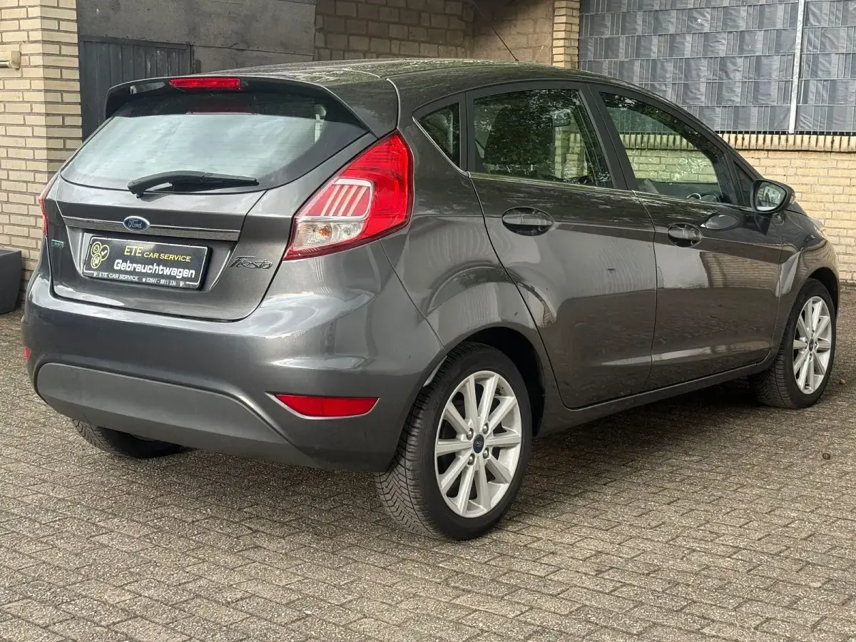 Gebraucht Ford Fiesta Titanium 101 PS (74 kW) 2015 Grau Kleinwagen