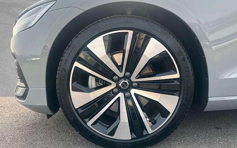 Gebraucht Volvo V60 Core 197 PS (144 kW) 2025 Grau Kombi