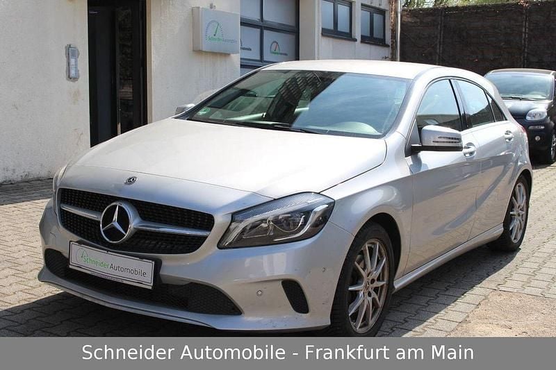 Gebraucht Mercedes A180 122 PS (89 kW) 2017 Silber Limousine