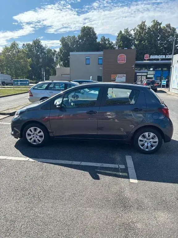 Gebraucht Toyota Yaris 70 PS (51 kW) 2016 Grau Limousine
