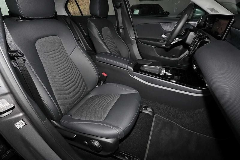 Gebraucht Mercedes A180 Progressive 136 PS (100 kW) 2024 Metalliclack mountaingrau Limousine