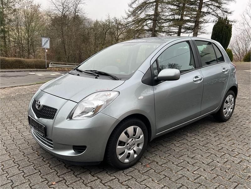 Silber Gebraucht 2006 Toyota Yaris Sol Limousine | 2.990 € (Fairer Preis) - Bild 1/4