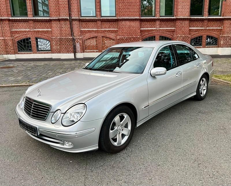 Silber Gebraucht 2002 Mercedes E240 Avantgarde Limousine | 9.950 € - Bild 1/4