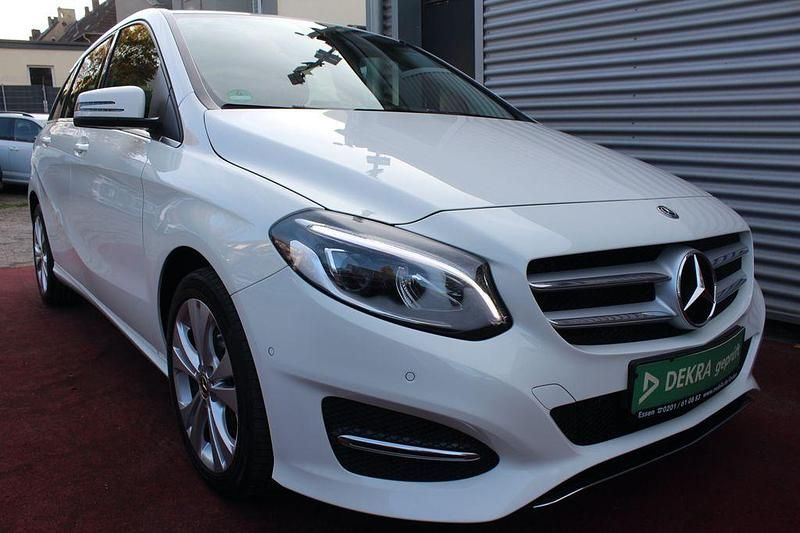 Gebraucht Mercedes B200 Style 156 PS (114 kW) 2018 Calcitweiss/zirrusweiss Van / Kleinbus
