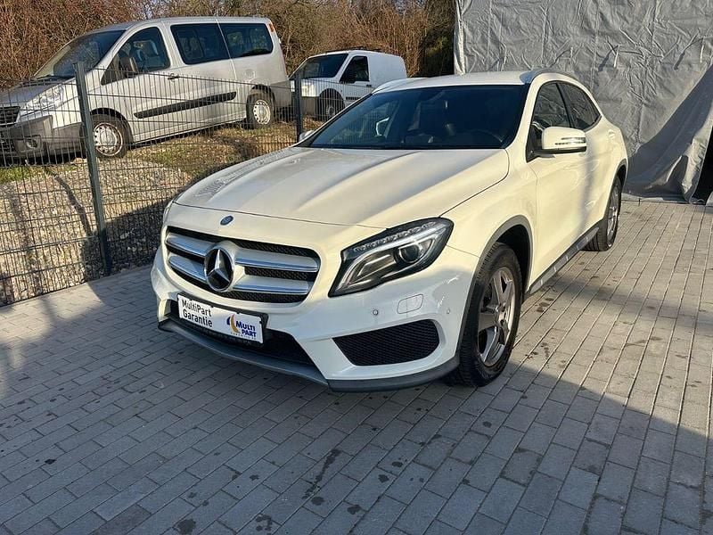 Weiß Gebraucht 2015 Mercedes GLA200 StreetStyle SUV | 15.950 € (Fairer Preis) - Bild 1/4