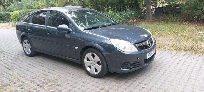 Grau Gebraucht 2006 Opel Vectra Limousine | 800 € - Bild 1/4