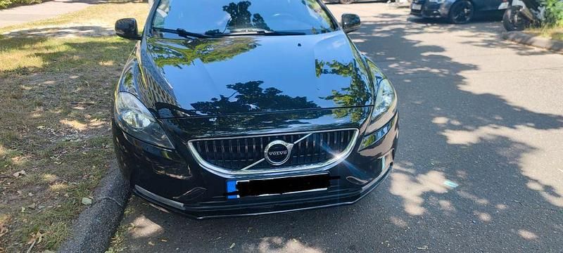 Schwarz Gebraucht 2016 Volvo V40 Ocean Race Limousine | 8.500 € (Etwas zu teuer) - Bild 1/4