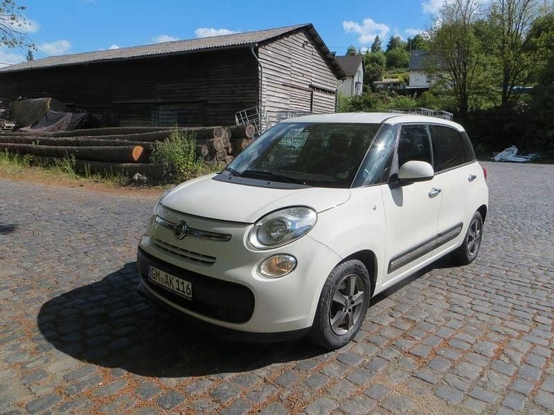 Weiß Gebraucht 2015 Fiat 500L Pop Star Van / Kleinbus | 4.490 € (Guter Preis) - Bild 1/4