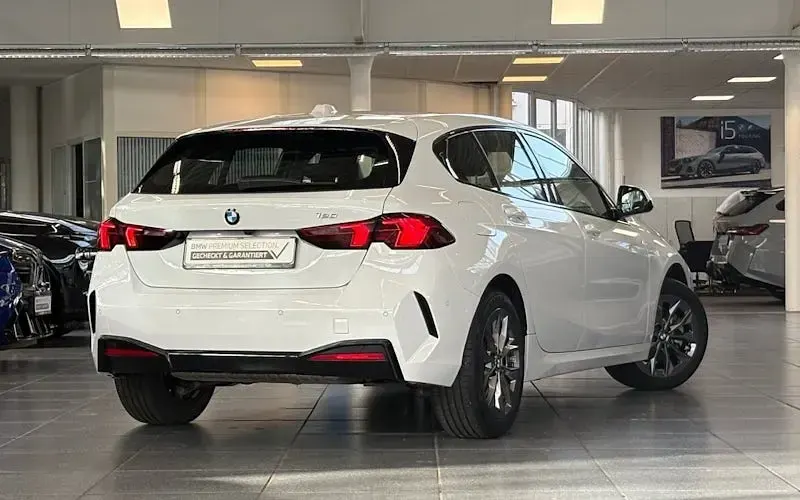 Używany BMW 120 Shadowline 170 KM (125 kW) 2025 Biały Hatchback