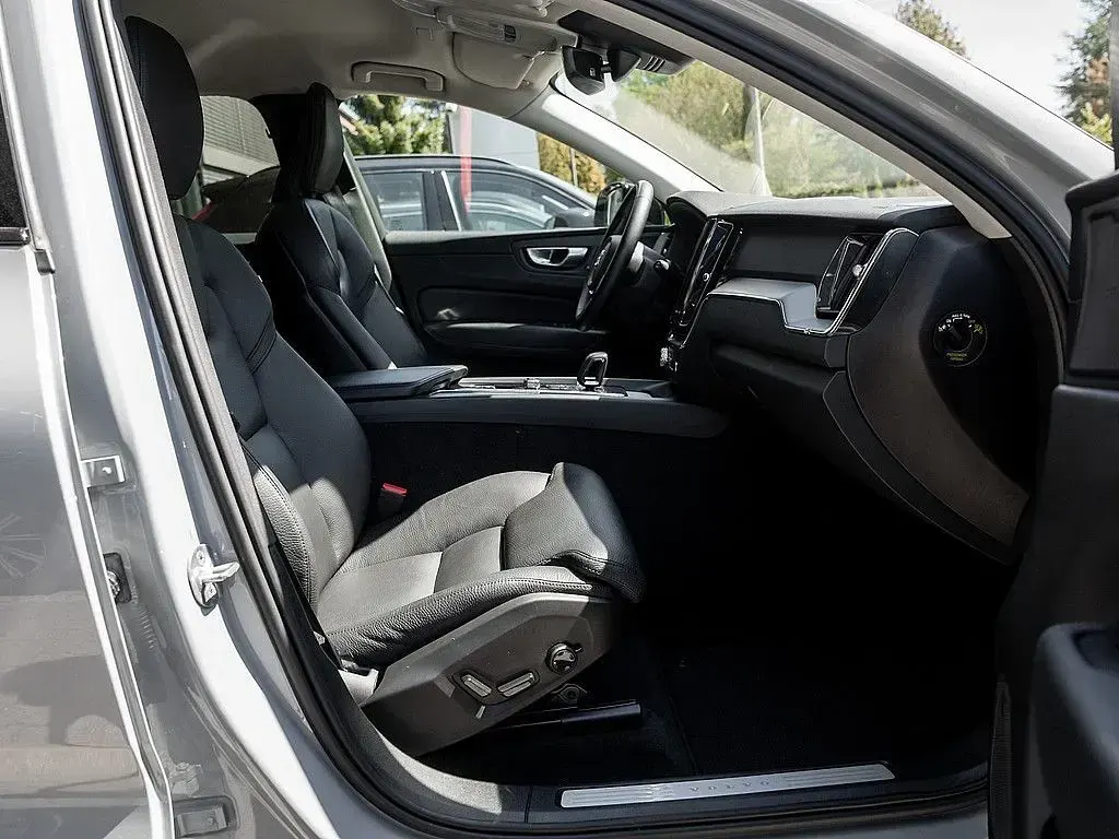 Gebraucht Volvo XC60 Plus 197 PS (144 kW) 2024 Grau SUV